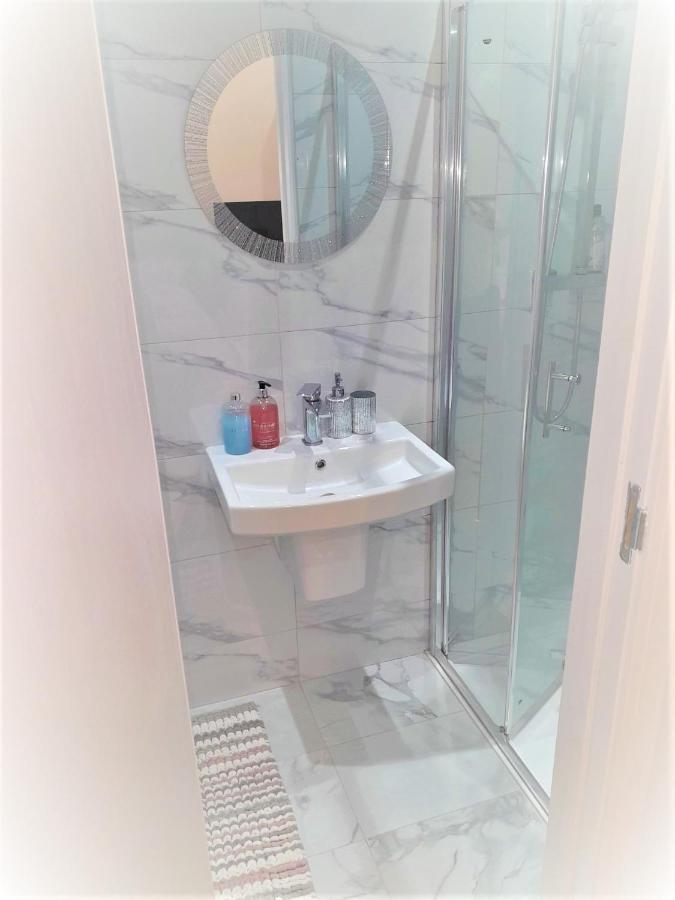 Grand Bleu - London - Next To Piccadilly Line Tube Station & Brand New Facilities Hotell Exteriör bild