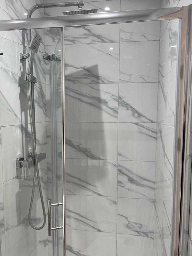 Grand Bleu - London - Next To Piccadilly Line Tube Station & Brand New Facilities Hotell Exteriör bild