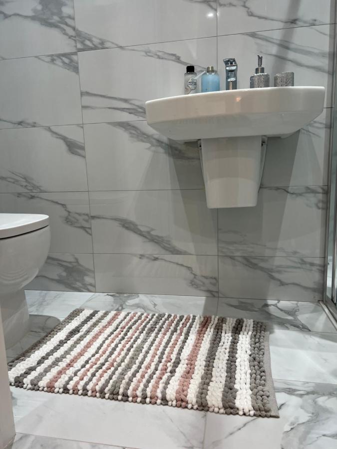 Grand Bleu - London - Next To Piccadilly Line Tube Station & Brand New Facilities Hotell Exteriör bild