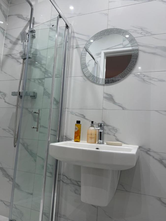 Grand Bleu - London - Next To Piccadilly Line Tube Station & Brand New Facilities Hotell Exteriör bild