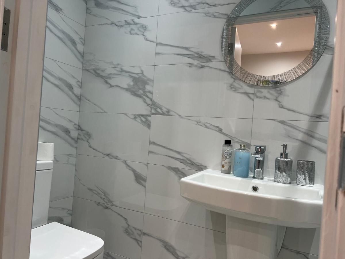 Grand Bleu - London - Next To Piccadilly Line Tube Station & Brand New Facilities Hotell Exteriör bild