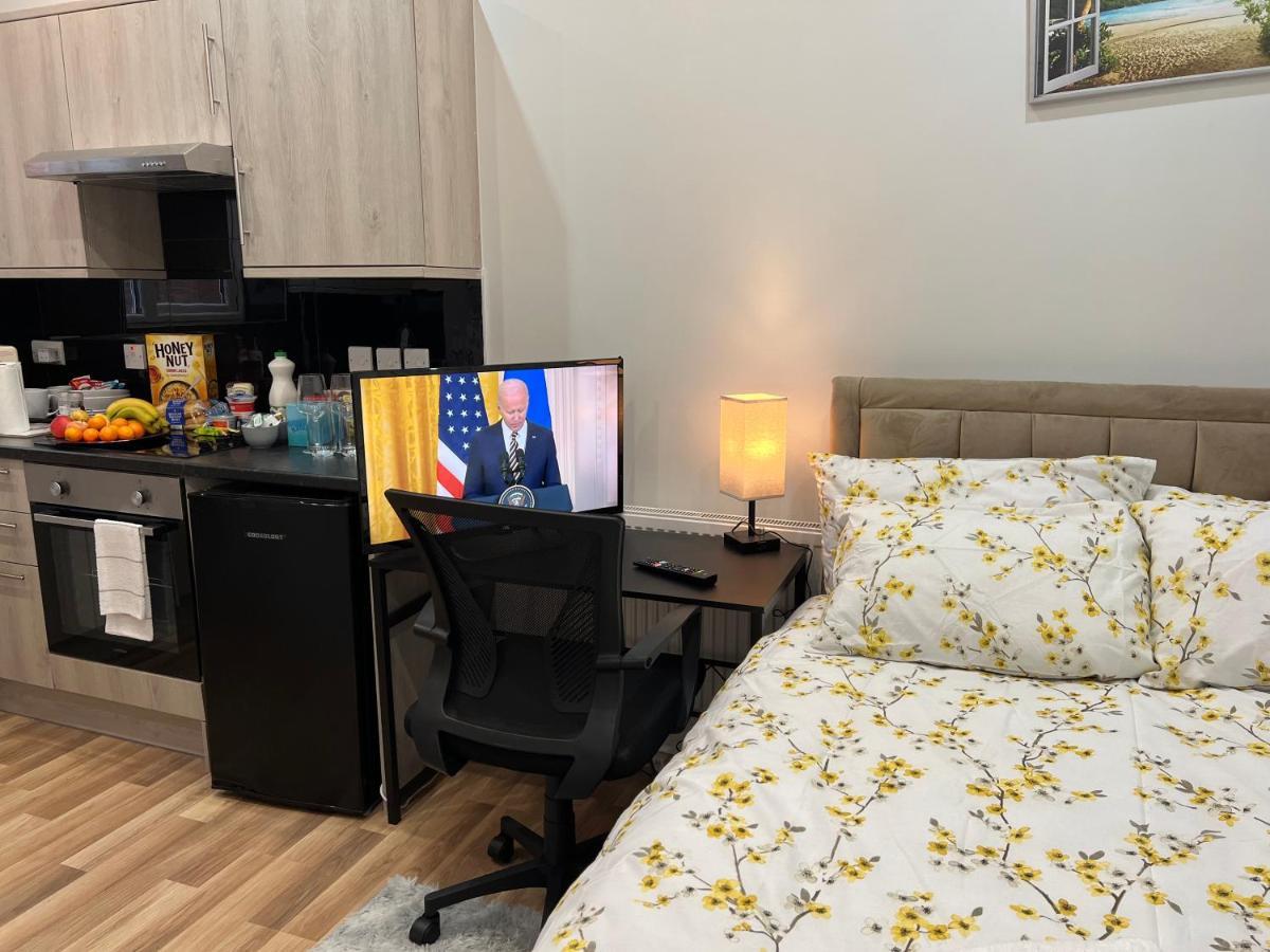 Grand Bleu - London - Next To Piccadilly Line Tube Station & Brand New Facilities Hotell Exteriör bild