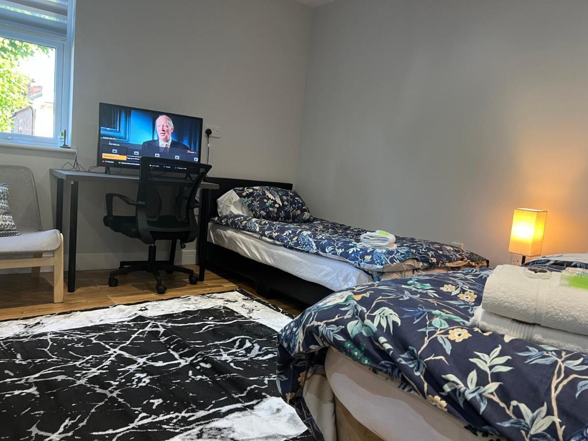 Grand Bleu - London - Next To Piccadilly Line Tube Station & Brand New Facilities Hotell Exteriör bild