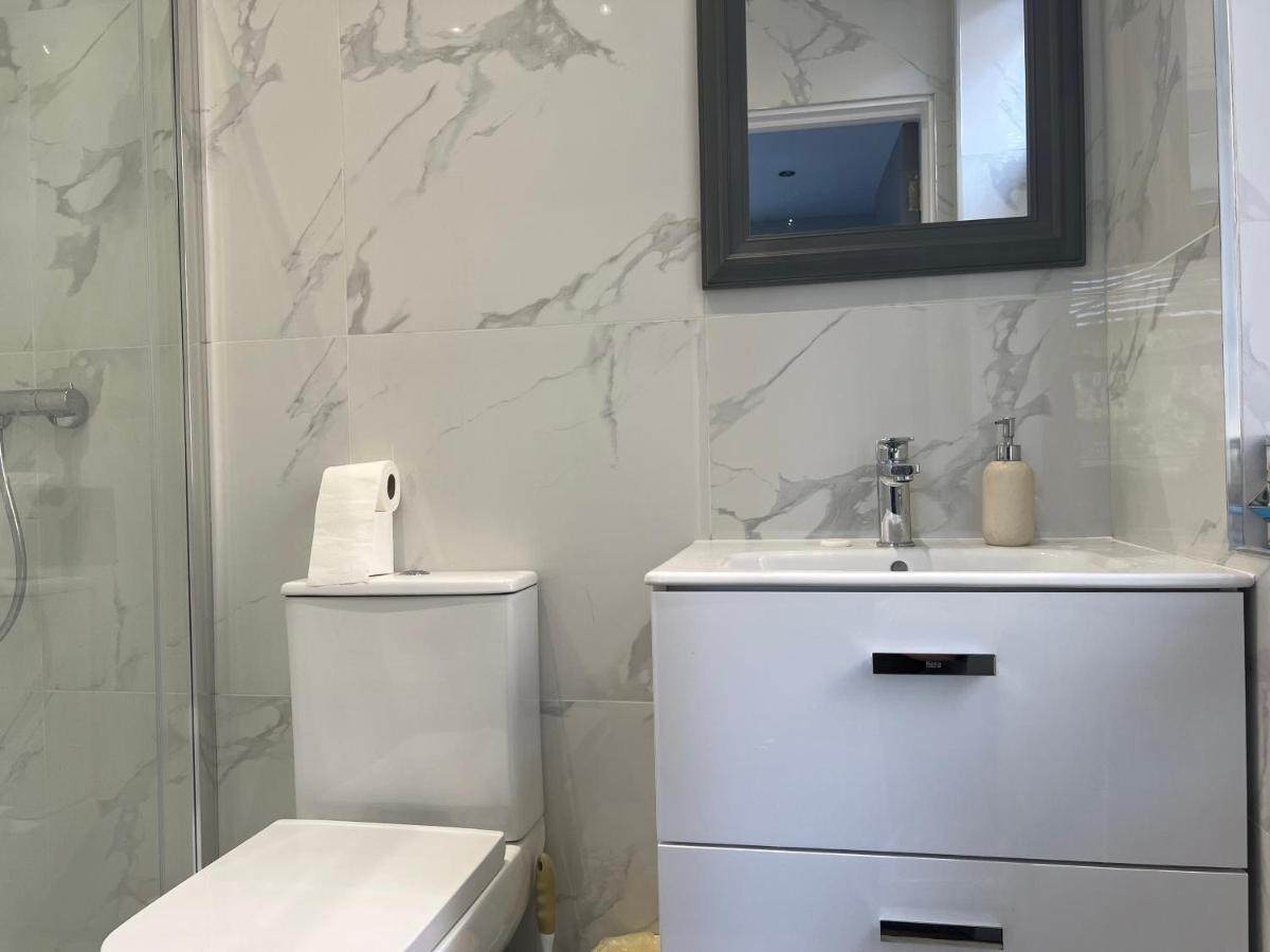 Grand Bleu - London - Next To Piccadilly Line Tube Station & Brand New Facilities Hotell Exteriör bild