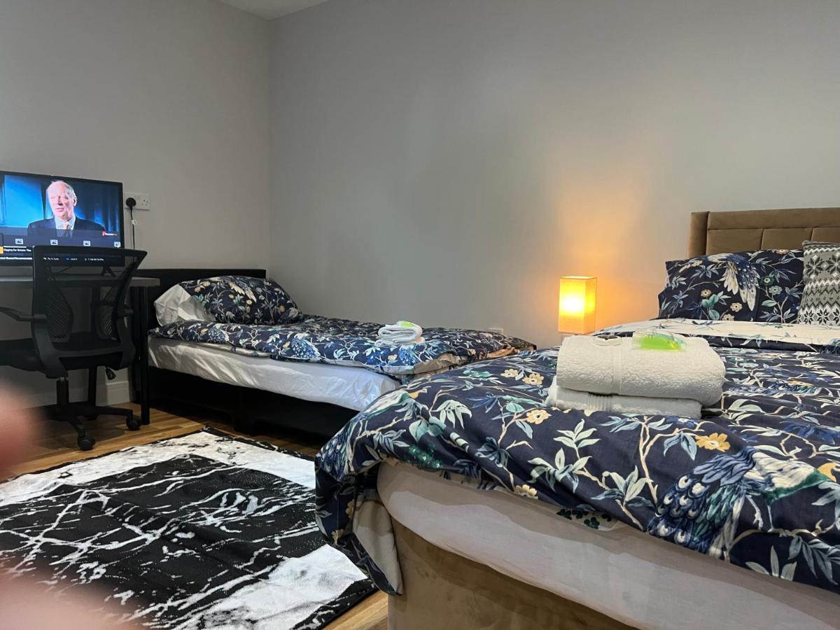Grand Bleu - London - Next To Piccadilly Line Tube Station & Brand New Facilities Hotell Exteriör bild