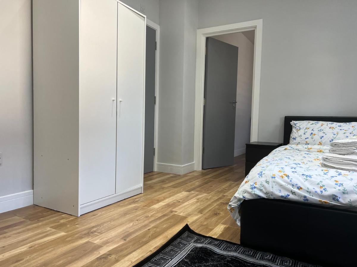 Grand Bleu - London - Next To Piccadilly Line Tube Station & Brand New Facilities Hotell Exteriör bild