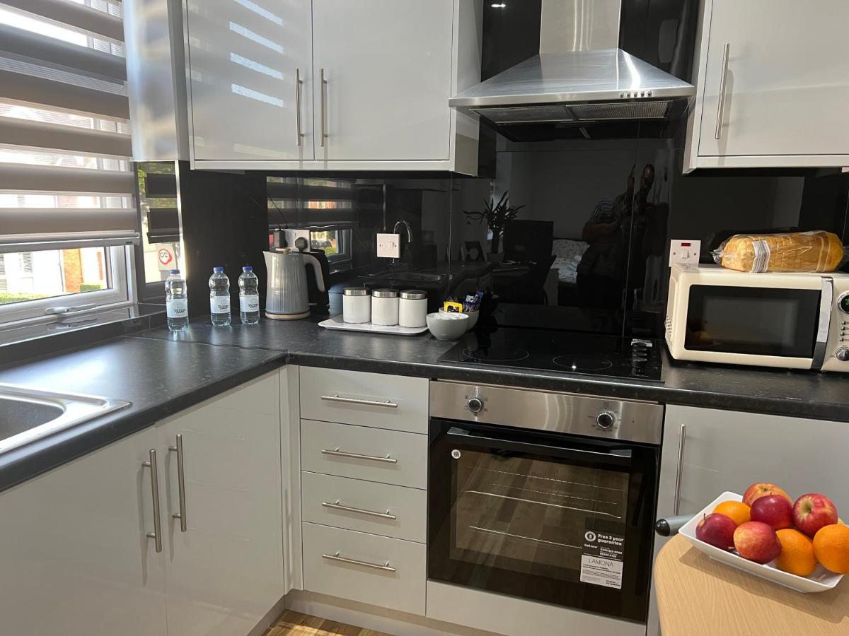 Grand Bleu - London - Next To Piccadilly Line Tube Station & Brand New Facilities Hotell Exteriör bild