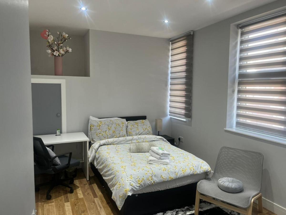 Grand Bleu - London - Next To Piccadilly Line Tube Station & Brand New Facilities Hotell Exteriör bild