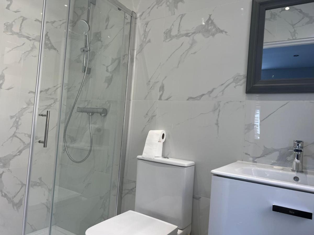 Grand Bleu - London - Next To Piccadilly Line Tube Station & Brand New Facilities Hotell Exteriör bild