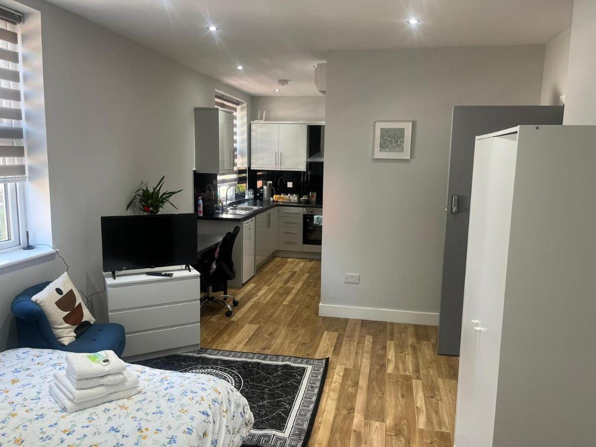 Grand Bleu - London - Next To Piccadilly Line Tube Station & Brand New Facilities Hotell Exteriör bild